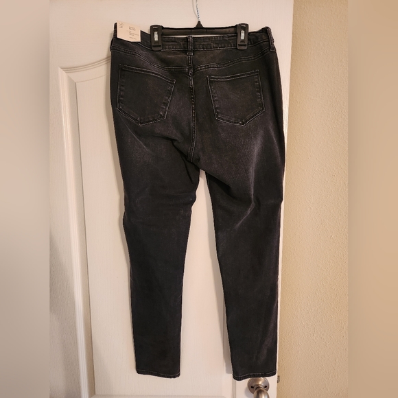 Women's Curvy Skinny Jeans - Picture 2 of 4